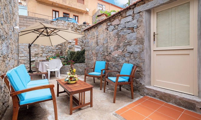 Trinita d'Agultu House | Cozy Holiday Home 'Pippa’s House' with Terrace & Balcony