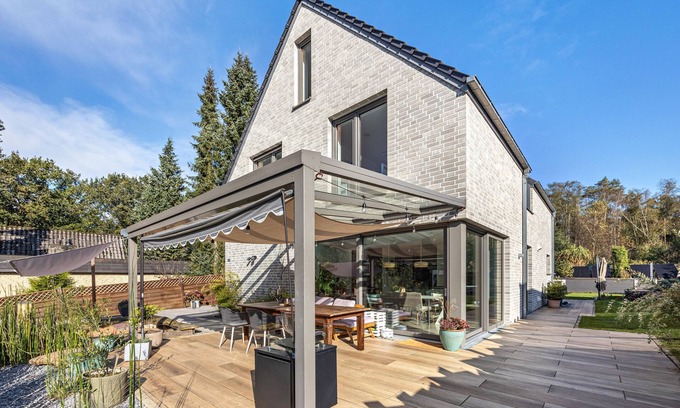 Buchholz in der Nordheide House | Holiday Home 'Architektenhaus' with Private Pool, Wi-Fi and Air Conditioning