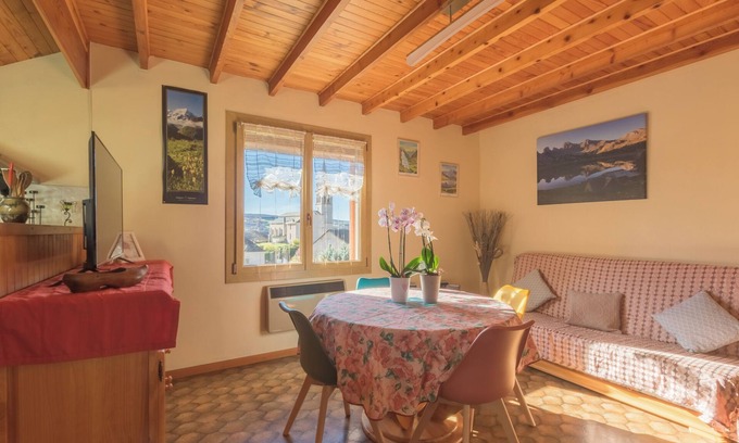 Saint-Julien-en-Champsaur Apartment | Mountain View Holiday Apartment with Wi-Fi and Spa Access