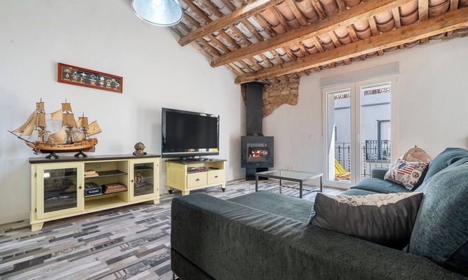 Sant Carles de la Rapita House | Cozy Ca La Rápita: Oceanfront Retreat with Balcony & Wi-Fi