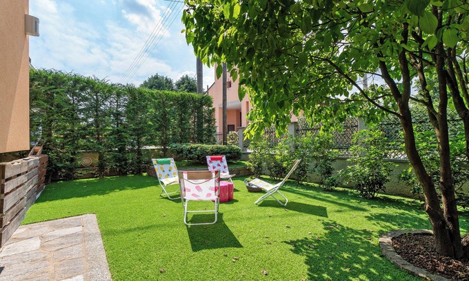 Castelletto Sopra Ticino House | Holiday Home 'La Casa Dei Girasoli' with Terrace, Wi-Fi and Air Conditioning