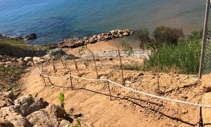 Isola di Capo Rizzuto Apartment | Seaside Haven: Capo Rizzuto 1 with Private Terrace & Wi-Fi