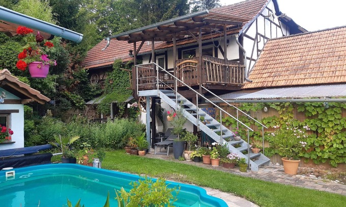 Uhlstadt - Kirchhasel Apartment | Cozy Holiday Apartment in Uhlstädt-Kirchhasel with Pool