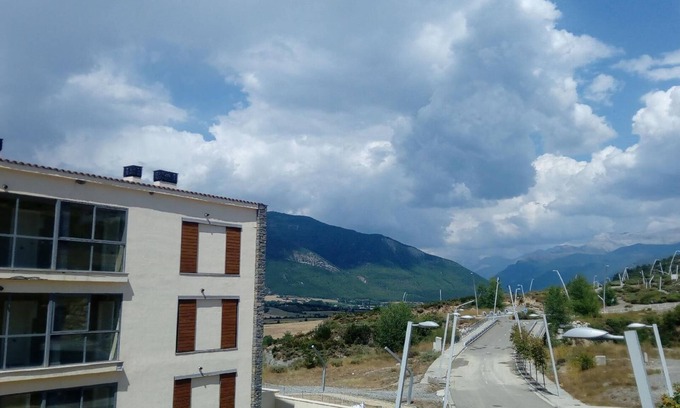 Latas Apartment | Cozy Holiday Apartment in Javierre del Obispo for Families