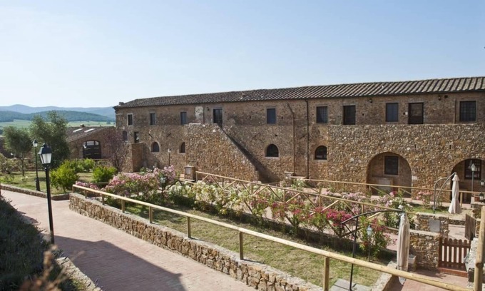 Casalappi Apartment | Cozy Holiday Apartment in Campiglia Marittima for 4