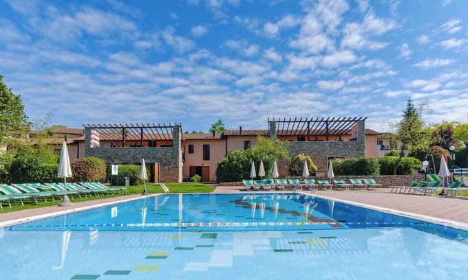 Peschiera del Garda Apartment | Inviting Holiday Apartment with Golf Course & Ocean Views
