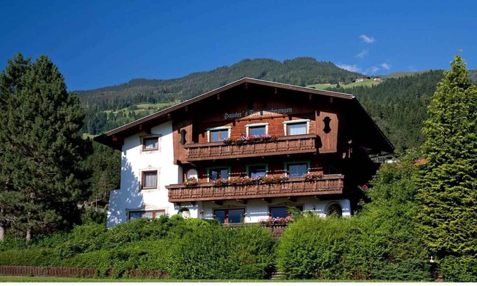 Hart im Zillertal Apartment | Holiday apartment with balcony and wifi