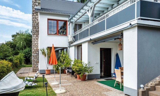Schillingsfuerst Apartment | Relaxing Apartment 'Brenda Ferienwohnung' with Ocean Views