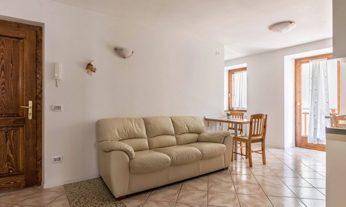 Baselga di Pine Apartment | Cozy Appartamento Lucia: Balcony, Lake View & Free Wi-Fi