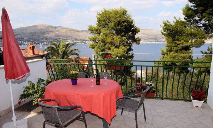 Okrug Donji Apartment | Cozy Beachside Retreat with Ocean Views, Rated 10/10