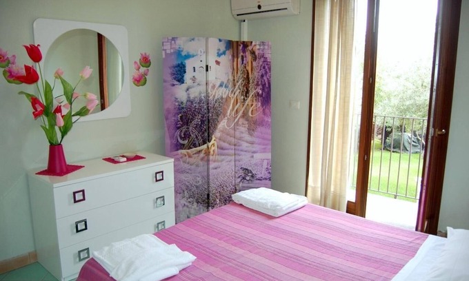 Santa Tecla Apartment | Cozy Acireale Apartment for 2-4 with Pool and Kitchen