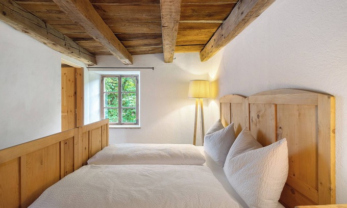 Pfalzen Apartment | Mountain View Apartment 'Ansitz Baumannhof Mitte' with Garden