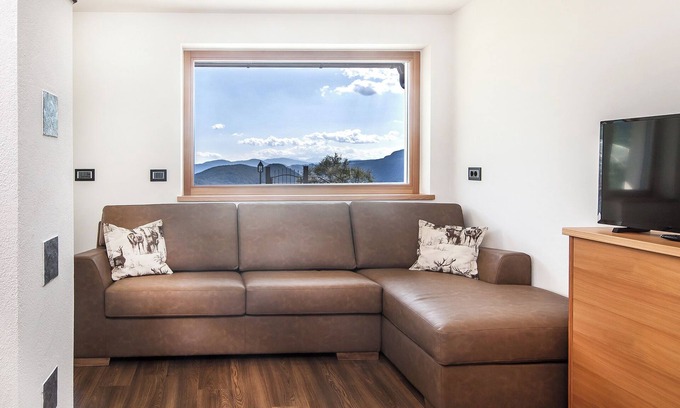 Laion Apartment | Scenic Apartment Avea App 1 with Garden and Mountain Views