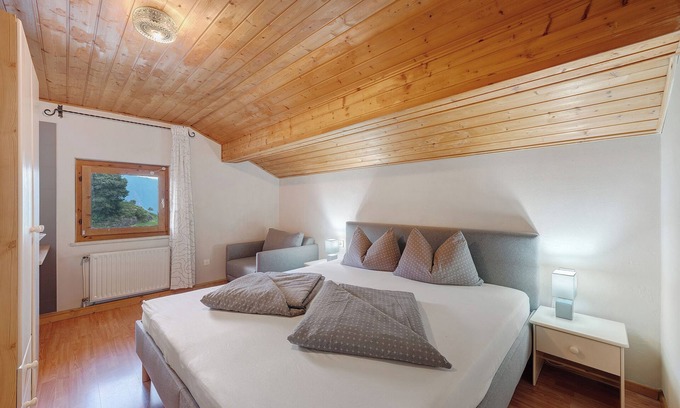 Vollan Apartment | Cozy Holiday Apartment "Bergblick" with Pool and Roof Terrace