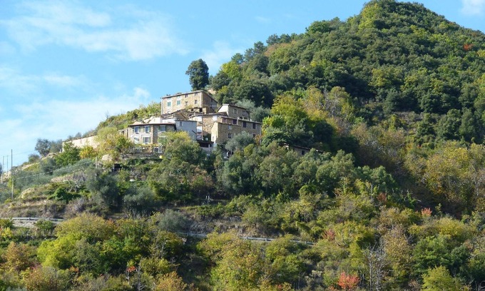 Badalucco Apartment | Cozy Holiday Apartment in Badalucco with Kitchen & Pets Welcome