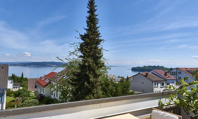 Litzelstetten Apartment | Lake View Apartment 'Bodenseeblick' with Balcony & Wi-Fi