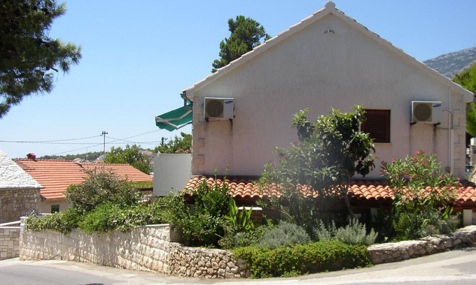 Bol House | Cozy Bol Holiday Apartment for 4 with Family-Friendly Amenities