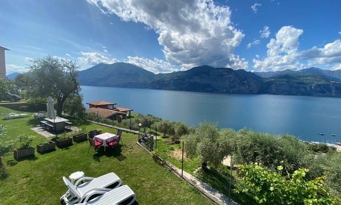 Castelletto Apartment | Cozy Holiday Apartment Brenzone for 4 with Great Amenities