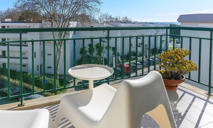 Carcavelos Apartment | Cozy Holiday Apartment in Carcavelos for Up to 6 Guests