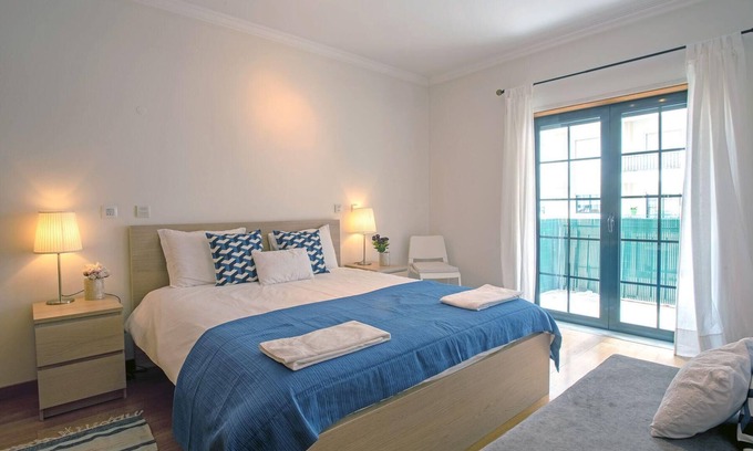 Lombos Apartment | Cozy Holiday Apartment in Carcavelos for Up to 6 Guests