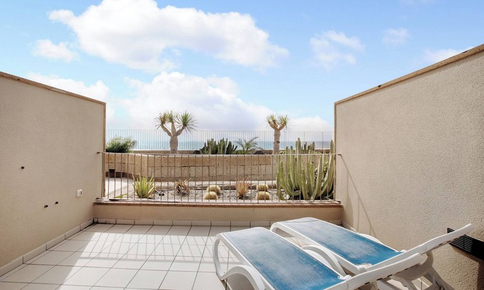El Medano Apartment | Cozy 'Casa Médano 6' Steps from Beach with Private Terrace