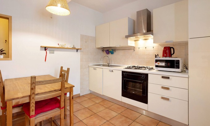 Saronno Apartment | Cozy Holiday Apartment "Casa Express" with Wi-Fi & Spa