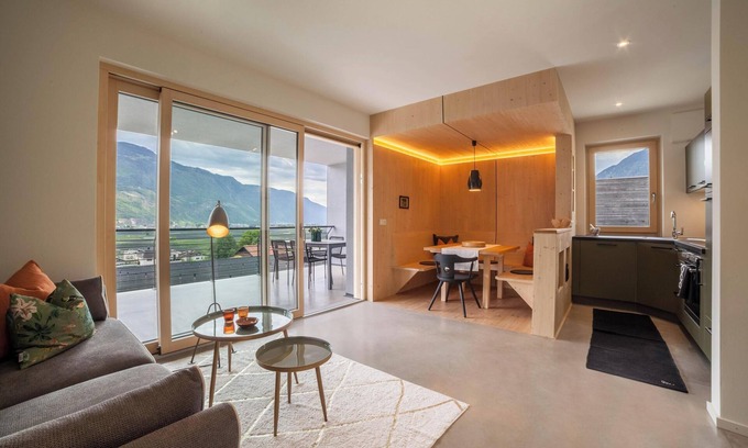Cermes Apartment | Inviting Holiday Apartment "Das Runde" with Mountain View