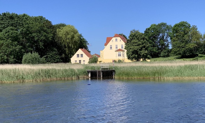 Grubnow Apartment | Relaxing Holiday Apartment "Gut Grubnow Rügen" with Lake View