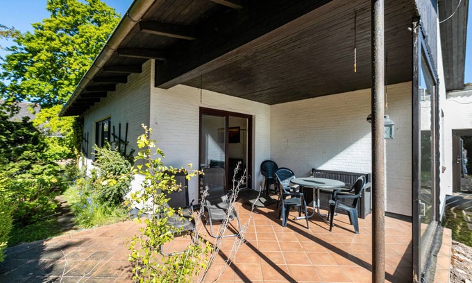 Weddingstedt Apartment | Holiday Apartment 'Wiesenblick 1' with Private Terrace, Private Garden and Wi-Fi