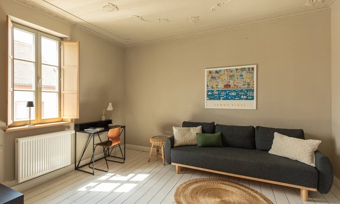 Grossostheim Apartment | Holiday Apartment 'Eckhaus - Fireplace' with Shared Area (Courtyard) and Wi-Fi