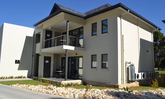 Cape Winelands Apartment | Cozy Franschhoek Holiday Apartment with Pool and Ocean View
