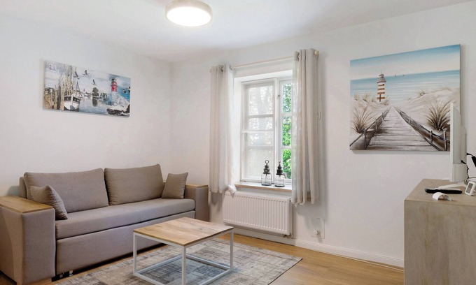 Oldenswort Apartment | Relax at Fewo 5: Private Terrace & Coastal Garden Oasis