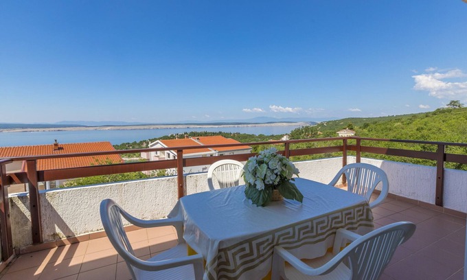 Klanfari Apartment | Seaside Escape: First Realms Holiday Apartment Awaits