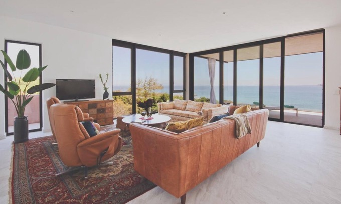 Gordons Bay Central Apartment | Spacious Holiday Apartment in Gordons Bay for 6 Guests