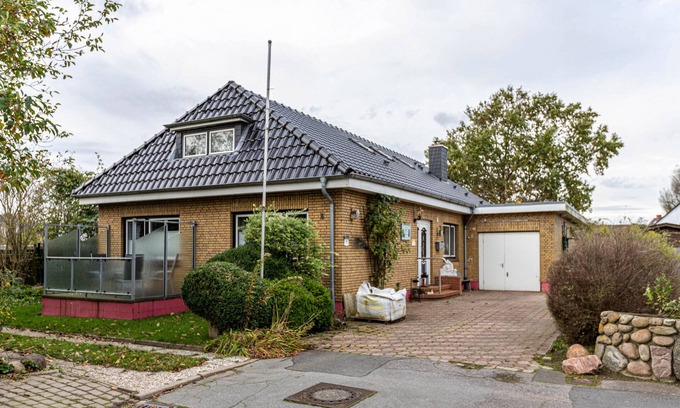 Toenning Apartment | Cozy Holiday Apartment Heidi with Shared Terrace & Wi-Fi