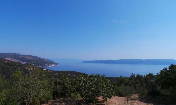 Sveta Marina Apartment | Seaside Retreat: Family-Friendly Apartment with Spa Access