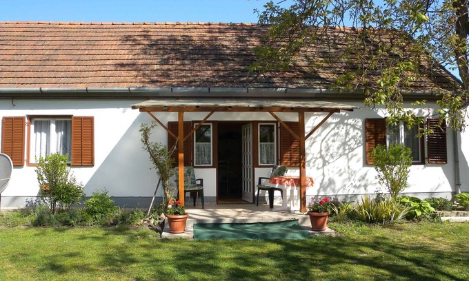 Balatonbereny Apartment | Garden Retreat: 10/10 Rated Holiday Apartment Awaits
