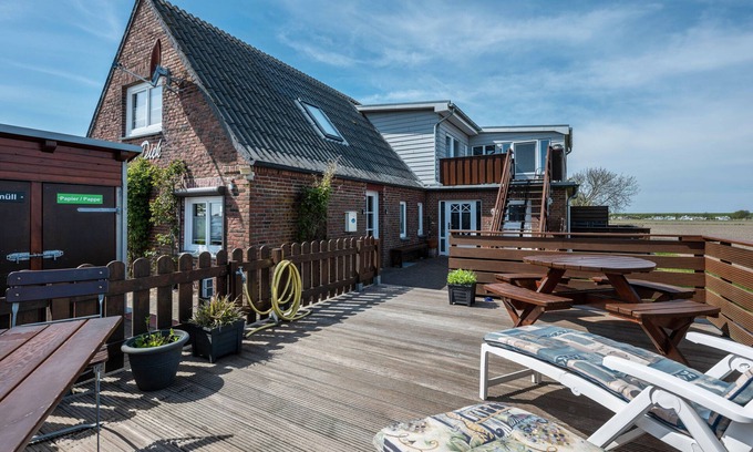 Nordstrand Apartment | Holiday Apartment 'Huus Achtern Diek' with Shared Terrace and Wi-Fi