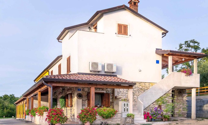Vardica Apartment | Relaxing Holiday Apartment with Ocean View near Umag