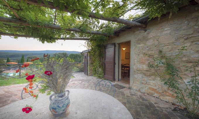 Simignano Apartment | Cozy Holiday Apartment in Casole d'Elsa with Pool Access