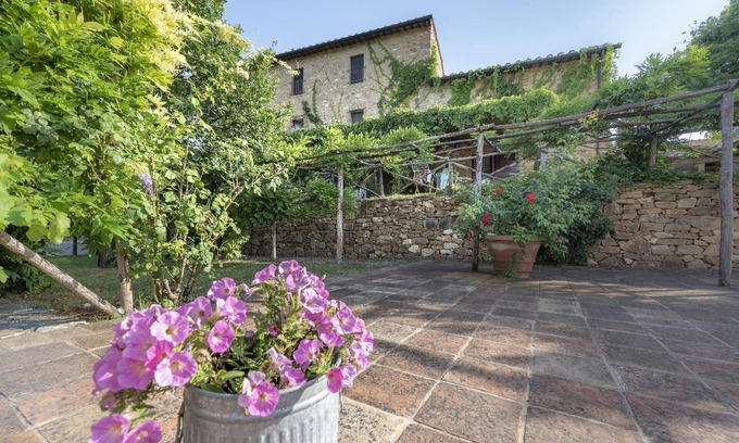 Simignano Apartment | Cozy Holiday Apartment in Casole d'Elsa with Pool & Kitchen