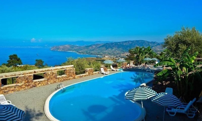 Gioiosa Marea Apartment | Cozy Holiday Apartment in Gioiosa Marea with Ocean View