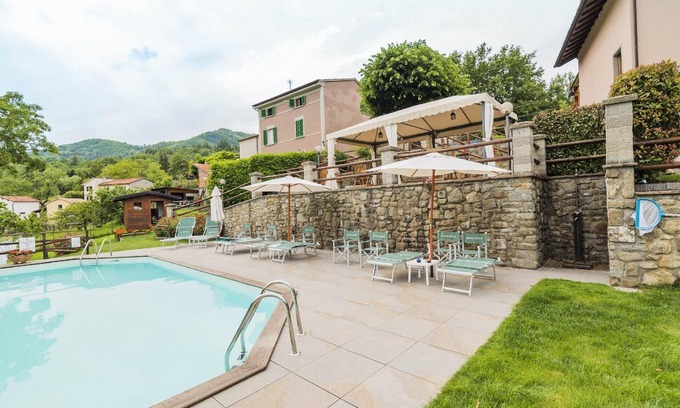 Saturnana Apartment | Cozy Holiday Apartment in Pistoia with Pool and Spa