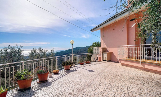 Villa Faraldi Apartment | Oceanfront Holiday Apartment "Paola" with Sea View & Terrace