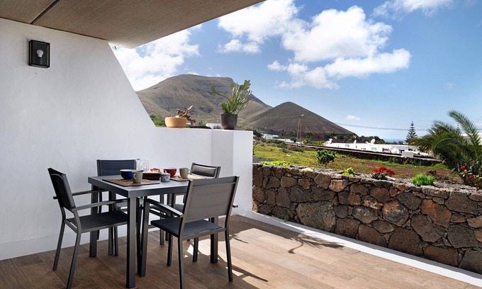 Yaiza Apartment | Scenic Holiday Apartment "La Orilla Del Volcán" with Wi-Fi