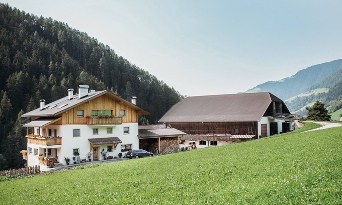 Luson Apartment | Scenic Holiday Apartment “Lahnbach Großkarneid” with Spa