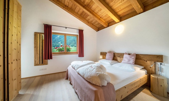 Racines Apartment | Mountain View Holiday Apartment with Balcony & Shared Garden