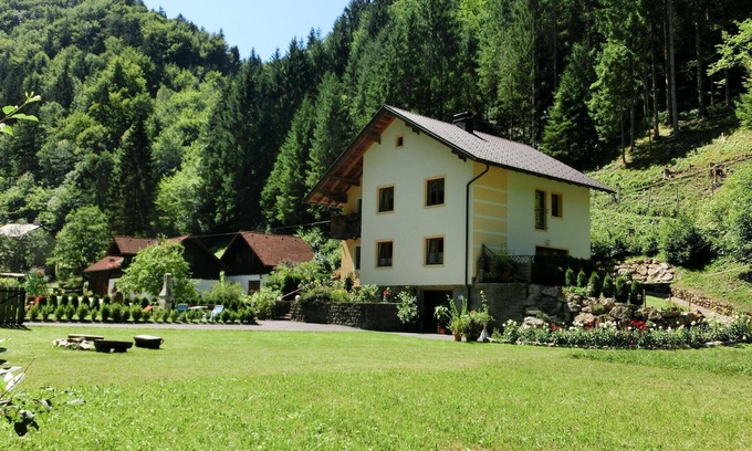 Loich House | Cozy Holiday Apartment Loich for 2-4 with Kitchen & Breakfast