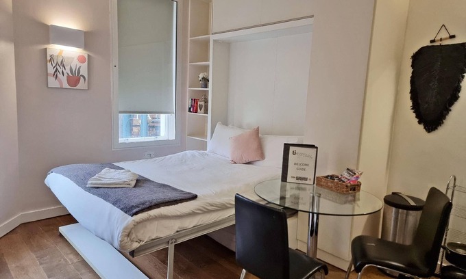Bishopsgate Apartment | Cozy London Holiday Apartment for 1-2 Guests with Kitchen