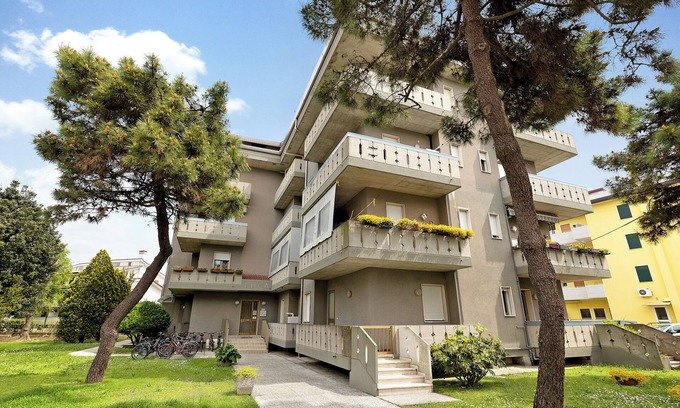 Caorle Apartment | Beachside Apartment "Mansarda Di Ponente" with Shared Garden